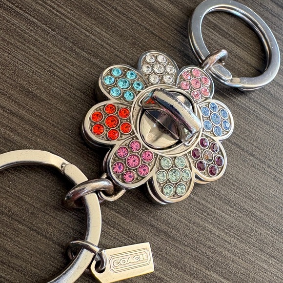 Coach Legacy Daisy Crystal Turnlock Valet Keychain 2007 - Picture 4 of 11